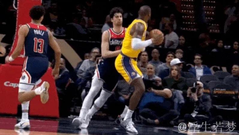 福克斯强突中路迎三人防守高难度上篮得手