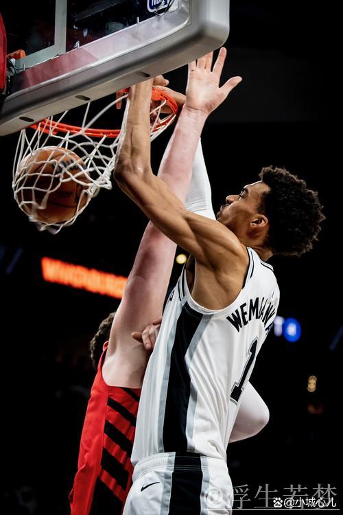 文班亚马持球弧顶干拔三分稳稳命中 文班亚马持球弧顶干拔三分稳稳命中